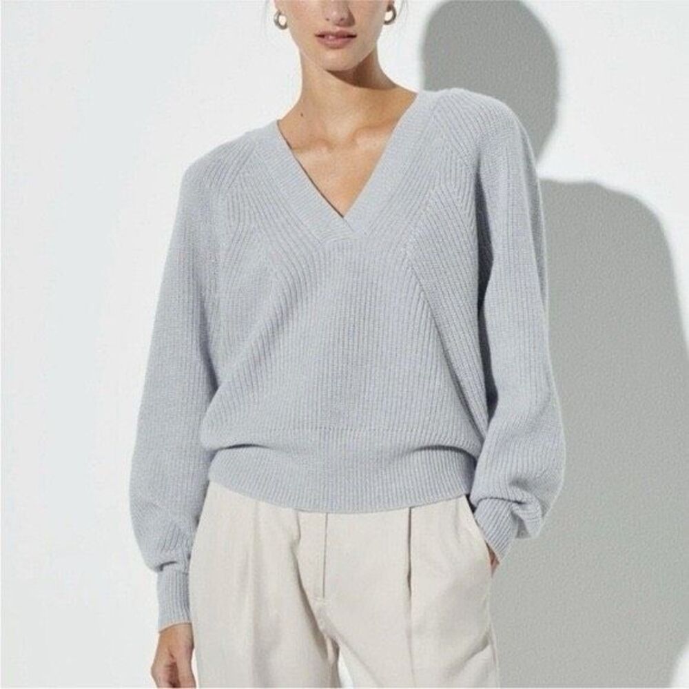 The Reset R Label Gray Must Have V Neck Sweater Size Medium